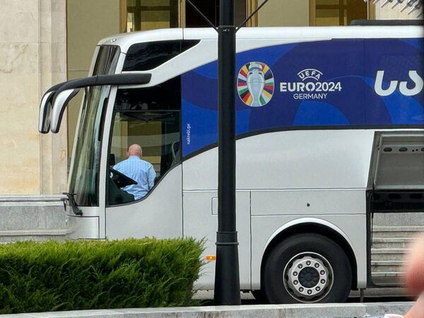 Футболистов сборной повез автобус Федерации футбола - Sputnik Грузия