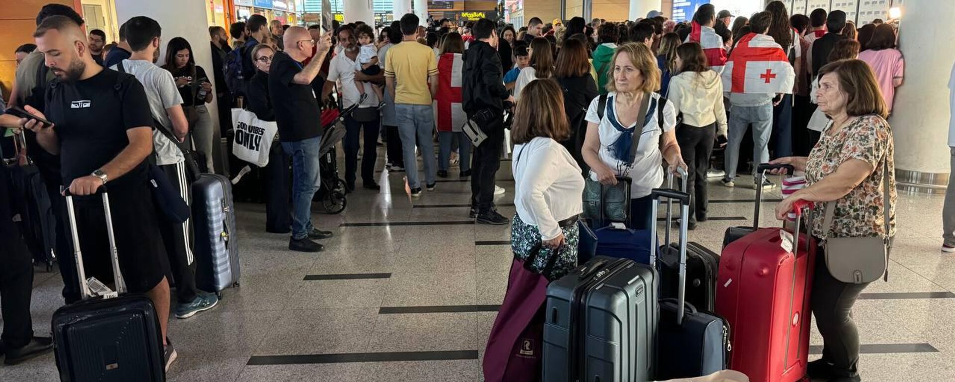 Тбилисский международный аэропорт и болельщики, зал ожидания - Sputnik Грузия, 1920, 15.01.2026