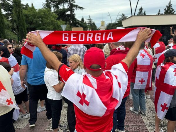 Вдоль всей дороги из аэропорта футболистов приветствовали восторженные болельщики - Sputnik Грузия