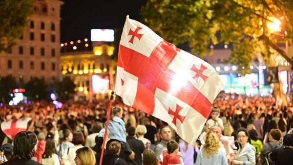 Праздник продолжается – центр Тбилиси переполнен в честь футболистов, вернувшихся с ЧЕ