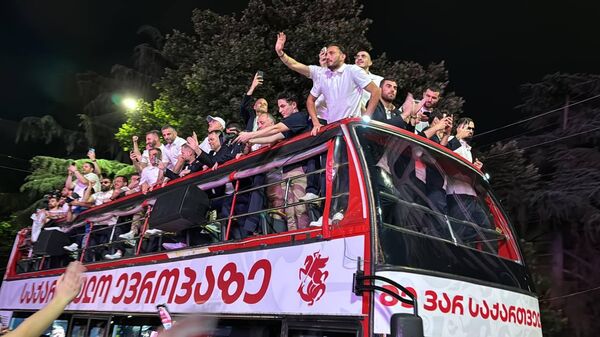 Грузинские болельщики встречают сборную страны по футболу на площади Свободы - Sputnik Грузия