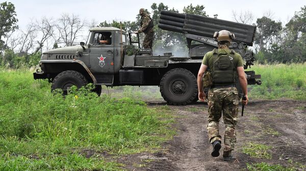 Боевая работа РСЗО БМ-21 Град и САУ 2С19 М2 Мста-С на сватовско-кременном направлении - Sputnik Грузия