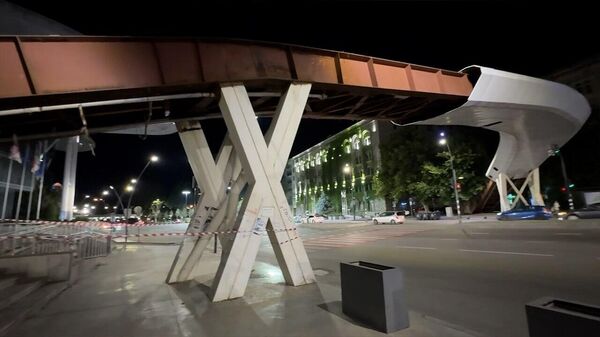 В центре Тбилиси сносят мост, построенный при Саакашвили – видео