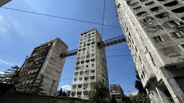 Удивительное здание с мостами на плато Нуцубидзе в столице Грузии - Sputnik Грузия