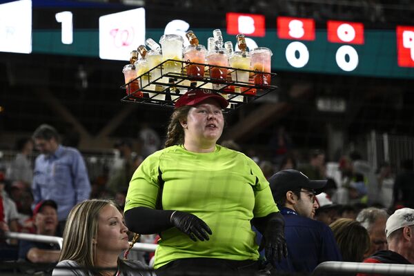 Продавщица с напитками на голове во время бейсбольного матча между Washington Nationals и Colorado Rockies, в Вашингтоне. - Sputnik Грузия