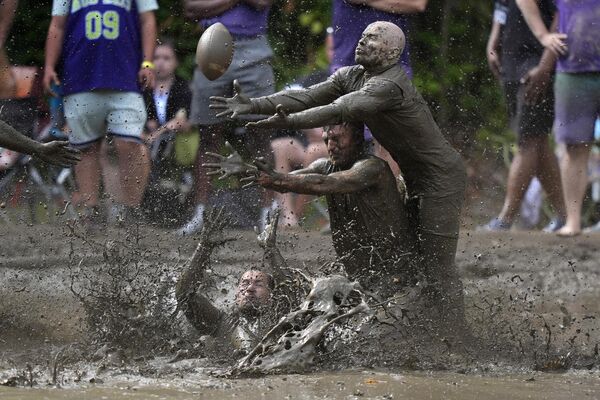 Игроки на стадионе Mud Bowl в Норт-Конвее, штат Нью-Гэмпшир, США. - Sololaki Грузия