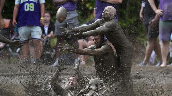 Игроки на стадионе Mud Bowl в Норт-Конвее, штат Нью-Гэмпшир, США - Sputnik Грузия