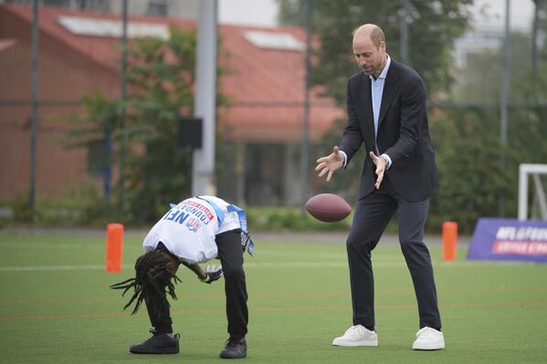 Британский принц Уильям ловит мяч во время посещения мероприятия NFL Foundation NFL Flag в Лондоне. - Sputnik Грузия