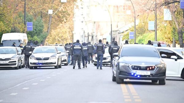 Полиция. Ситуация на проспекте Меликишвили после разгона акции оппозиции 19 ноября 2024 года - Sputnik Грузия