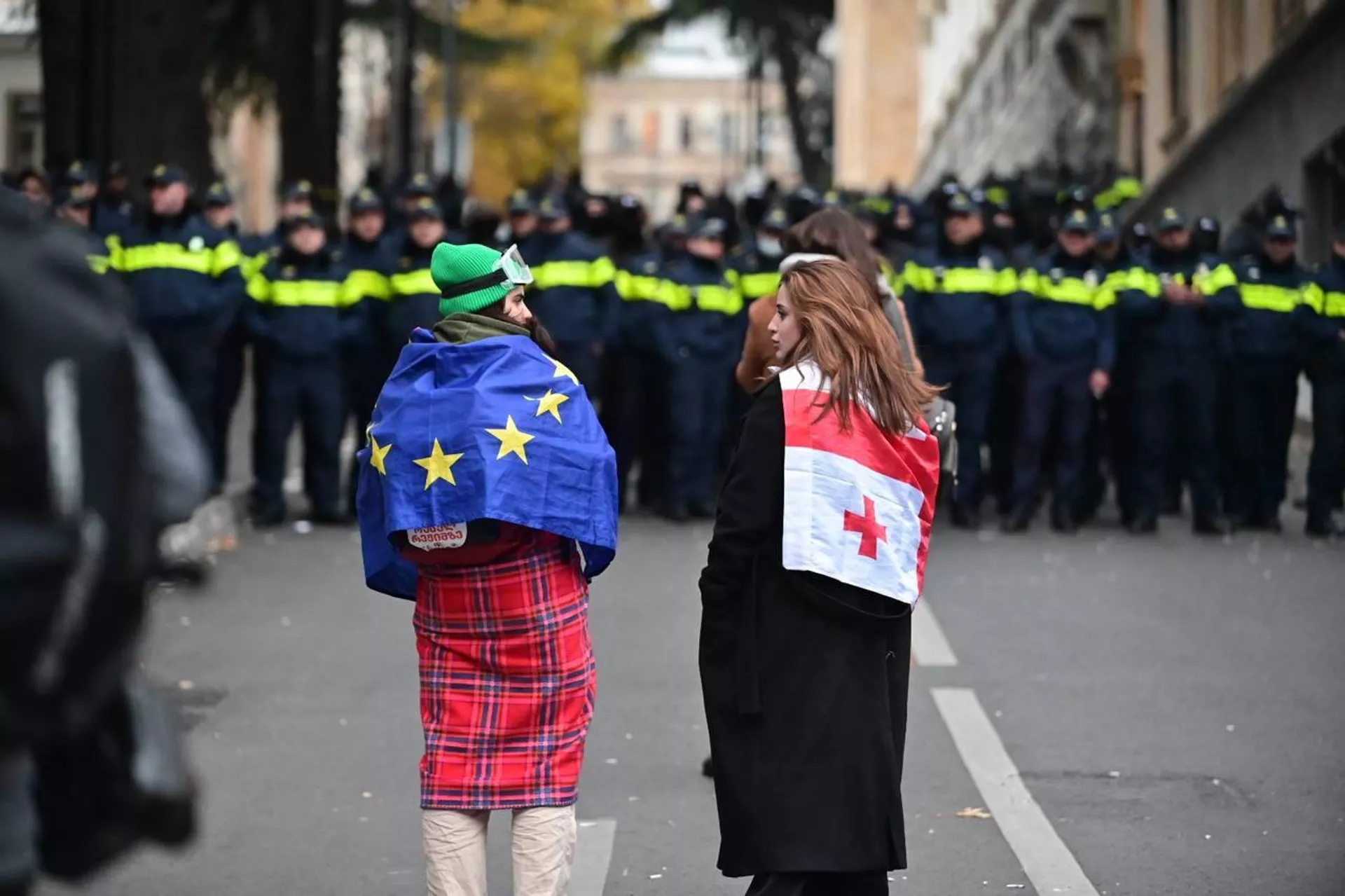 Акция протеста оппозиции у здания Парламента Грузии 25 ноября 2024 года
Акция протеста оппозиции у здания Парламента Грузии 25 ноября 2024 года