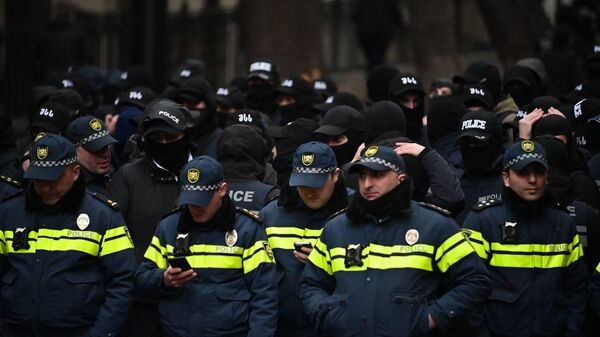 Полиция. Акция протеста оппозиции у здания Парламента Грузии 25 ноября 2024 года - Sputnik Грузия