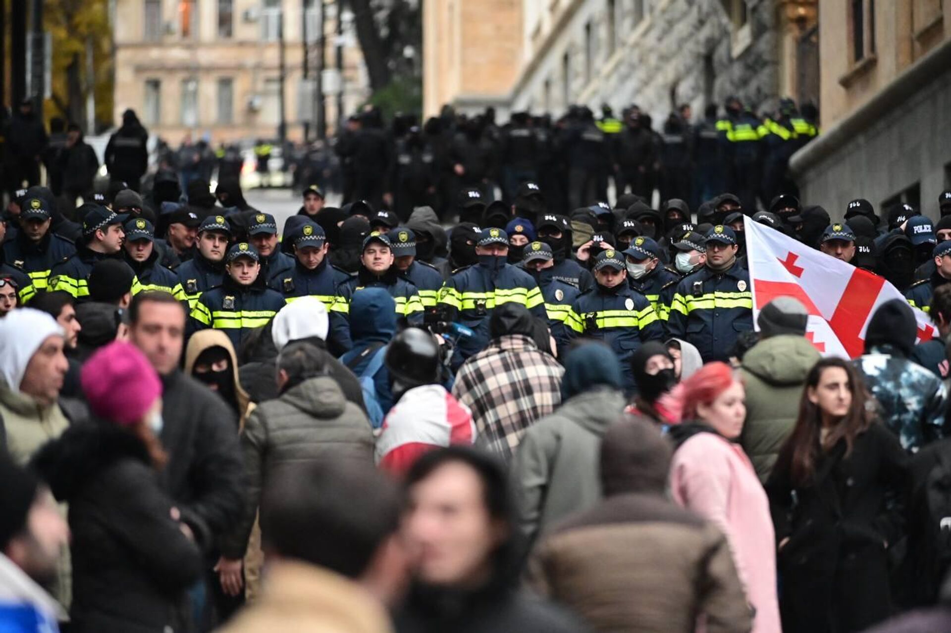 Полиция. Акция протеста оппозиции у здания Парламента Грузии 25 ноября 2024 года - Sputnik Грузия, 1920, 25.11.2024