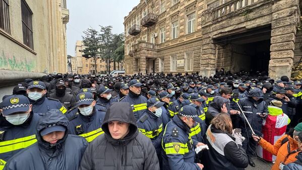 Полиция также выставила кордоны у верхнего въезда в парламент Грузии - Sputnik Грузия