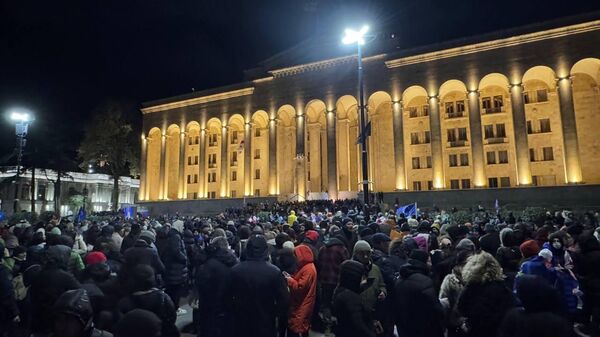 იწყება წინააღმდეგობა: სალომე ზურაბიშვილი პარლამენტის შენობასთან საპროტესტო აქციზე მივიდა