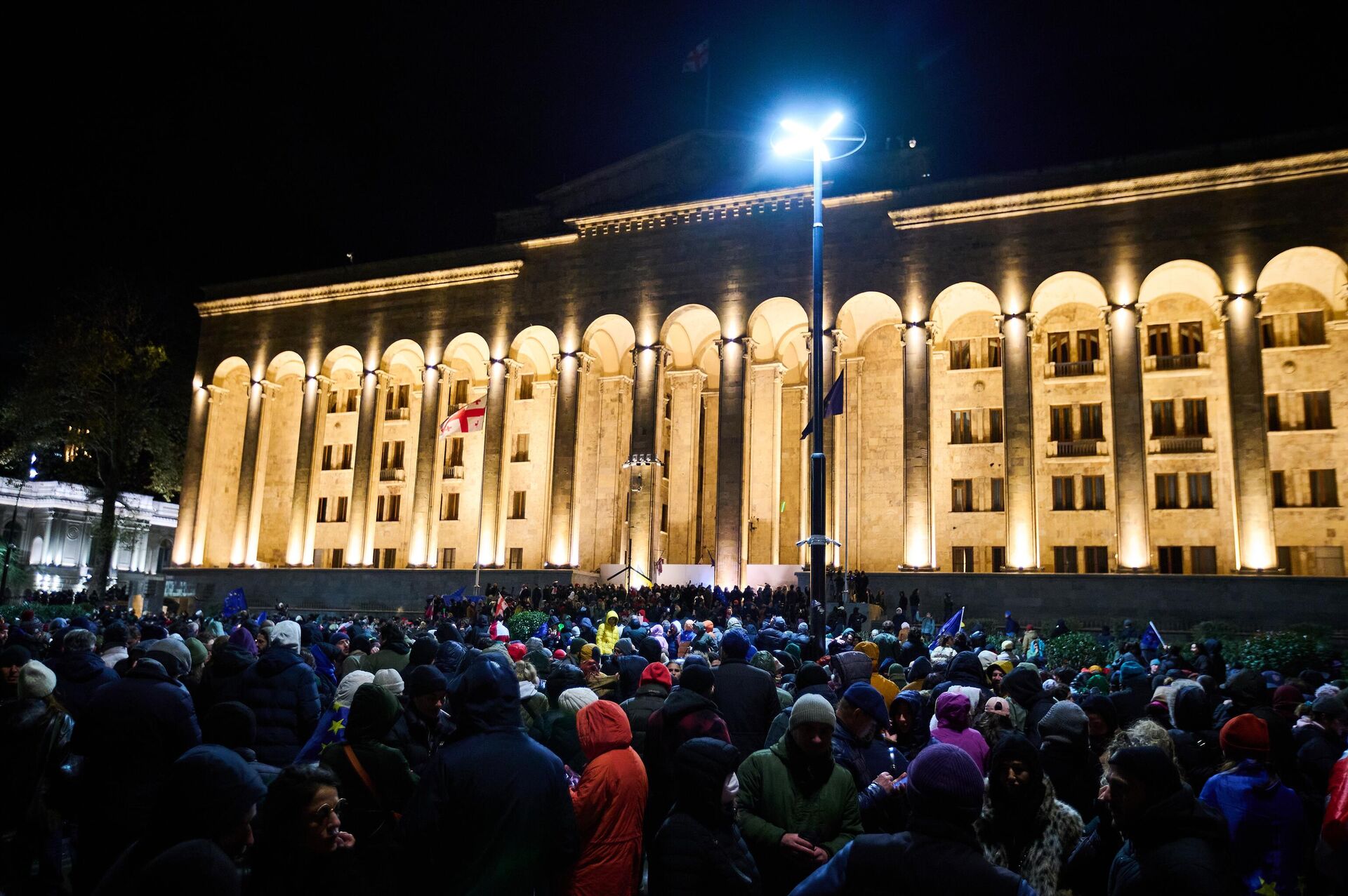 Акция протеста оппозиции перед зданием парламента Грузии 28 ноября 2024 года - Sputnik Грузия, 1920, 09.12.2024