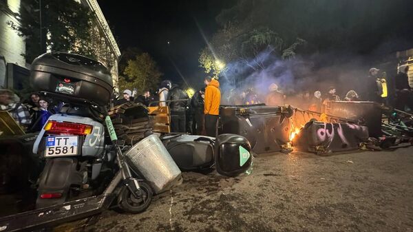 Баррикады и поджоги. Разгон акции протеста оппозиции спецназом в ночь на 29 ноября 2024 года в центре столицы Грузии - Sputnik Грузия