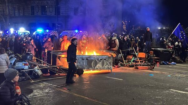 Баррикады и поджоги. Разгон акции протеста оппозиции спецназом в ночь на 29 ноября 2024 года в центре столицы Грузии - Sputnik Грузия