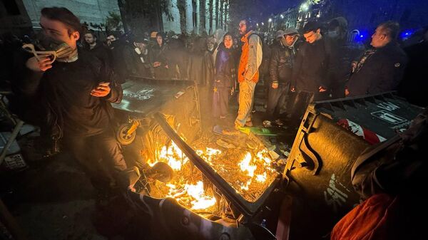 Баррикады и поджоги. Разгон акции протеста оппозиции спецназом в ночь на 29 ноября 2024 года в центре столицы Грузии - Sputnik Грузия