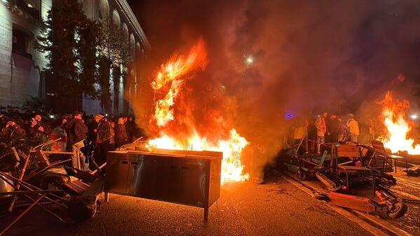 В Тбилиси начались стихийные акции протеста оппозиции после решения правительства прервать диалог о вступлении в ЕС. Люди вышли к парламенту Грузии на проспекте Руставели, начались беспорядки, против собравшихся были применены водометы, слезоточивый газ, протестующих разгонял спецназ. - Sputnik Грузия