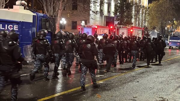 В Тбилиси начались стихийные акции протеста оппозиции после решения правительства прервать диалог о вступлении в ЕС. Люди вышли к парламенту Грузии на проспекте Руставели, начались беспорядки, против собравшихся были применены водометы, слезоточивый газ, протестующих разгонял спецназ. - Sputnik Грузия