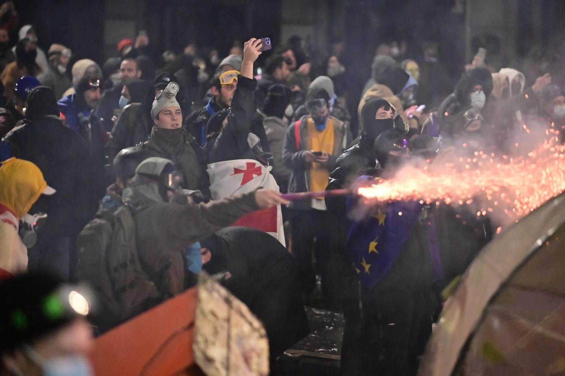 Баррикады, поджоги, погромы. Разгон акции протеста оппозиции спецназом в ночь на 30 ноября 2024 года в центре столицы Грузии - Sputnik Грузия, 1920, 30.11.2024