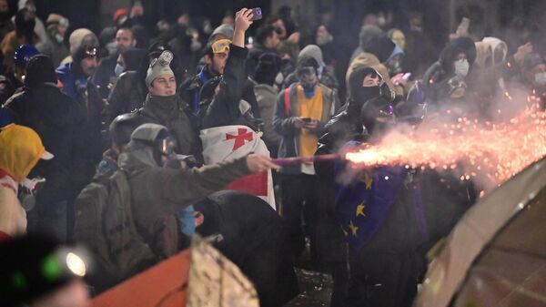 Баррикады, поджоги, погромы. Разгон акции протеста оппозиции спецназом в ночь на 30 ноября 2024 года в центре столицы Грузии - Sputnik Грузия