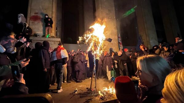 Третий день в Тбилиси проходят массовые акции протеста оппозиции после решения правительства прервать диалог о вступлении в ЕС. На проспекте Руставели, проходят беспорядки против собравшихся применяют водометы, слезоточивый газ, протестующих разгоняет спецназ. - Sputnik Грузия