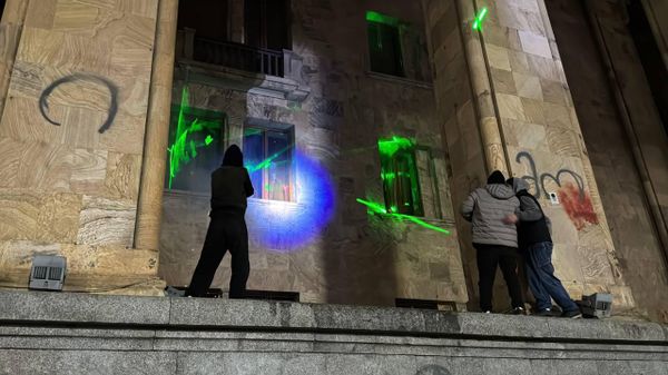 Третий день массовых протестов объединённой оппозиции в столице Грузии в ночь на 1 декабря 2024 года - Sputnik Грузия
