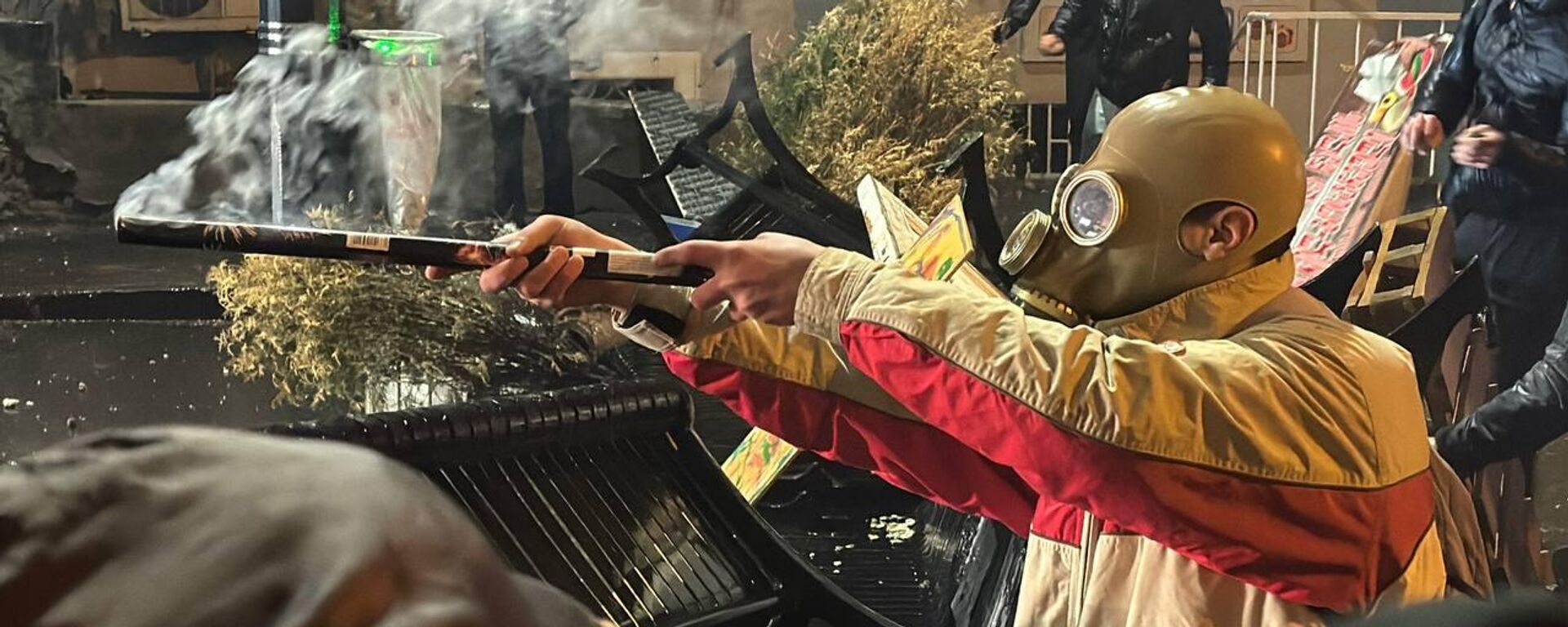 Третий день массовых протестов объединённой оппозиции в столице Грузии в ночь на 1 декабря 2024 года - Sputnik Грузия, 1920, 06.11.2025