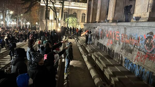 Третий день в Тбилиси проходят массовые акции протеста оппозиции после решения правительства прервать диалог о вступлении в ЕС. На проспекте Руставели проходят беспорядки, против собравшихся применяют водометы, слезоточивый газ, протестующих разгоняет спецназ. - Sputnik Грузия