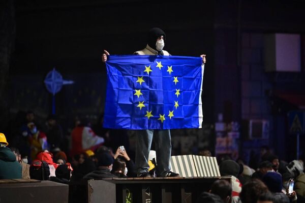 Разгон массовых протестов объединенной оппозиции в столице Грузии в ночь на 1 декабря 2024 года. - Sputnik Грузия