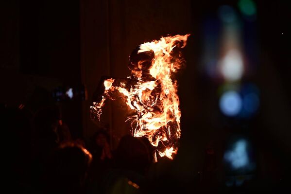 Третий день в Тбилиси проходят массовые акции протеста оппозиции после решения правительства прервать диалог о вступлении в ЕС. На проспекте Руставели проходят беспорядки, против собравшихся применяют водометы, слезоточивый газ, протестующих разгоняет спецназ. - Sputnik Грузия