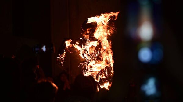 Баррикады. Разгон массовых протестов объединённой оппозиции в столице Грузии в ночь на 1 декабря 2024 года - Sputnik Грузия