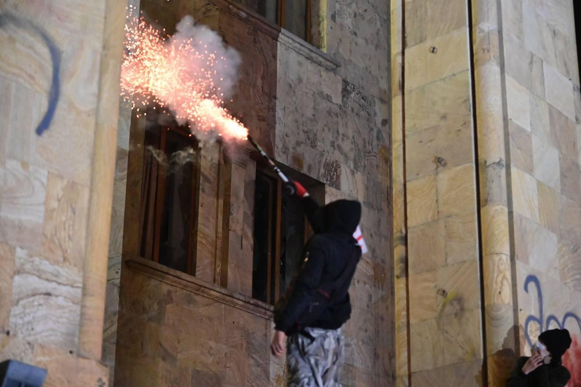 Поджоги. Разгон массовых протестов объединённой оппозиции в столице Грузии в ночь на 1 декабря 2024 года - Sputnik Грузия, 1920, 02.12.2024