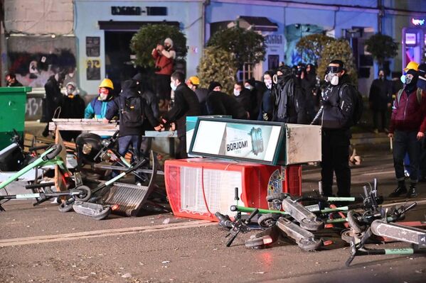 Третий день в Тбилиси проходят массовые акции протеста оппозиции после решения правительства прервать диалог о вступлении в ЕС. На проспекте Руставели проходят беспорядки, против собравшихся применяют водометы, слезоточивый газ, протестующих разгоняет спецназ. - Sputnik Грузия