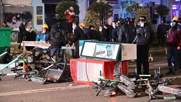 Баррикады. Разгон массовых протестов объединённой оппозиции в столице Грузии в ночь на 1 декабря 2024 года - Sputnik Грузия