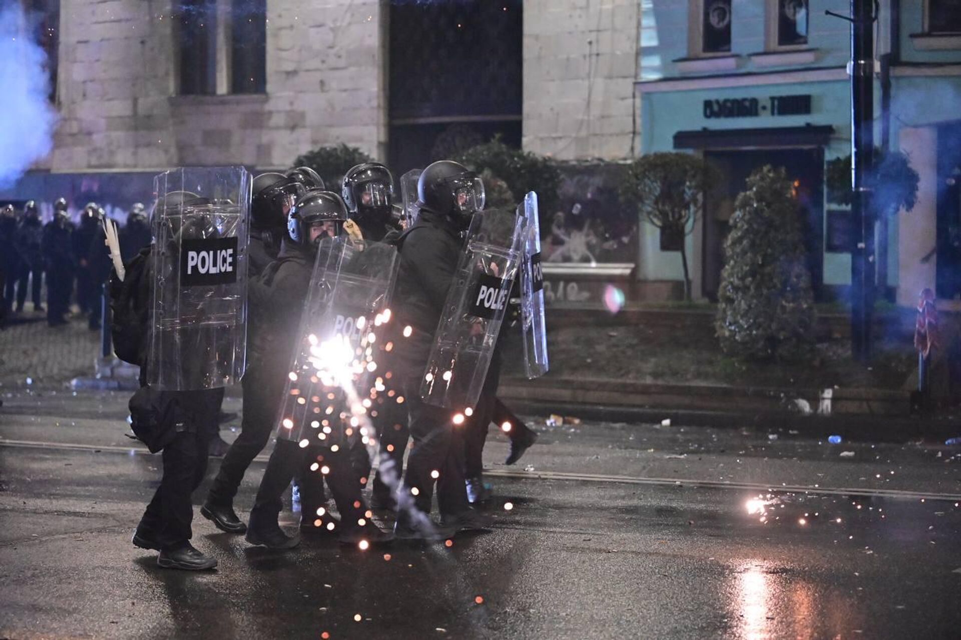 Разгон массовых протестов объединённой оппозиции в столице Грузии в ночь на 2 декабря 2024 года - Sputnik Грузия, 1920, 03.12.2024