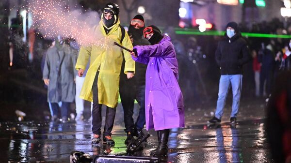 Разгон массовых протестов объединённой оппозиции в столице Грузии в ночь на 2 декабря 2024 года - Sputnik Грузия