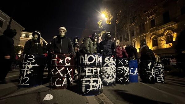 А это одна из &quot;линий обороны&quot; протестующих. Однако спецназ и водометы каждый раз проводили зачистку проспекта Руставели  - Sputnik Грузия