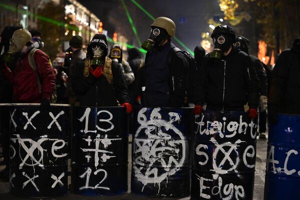 Также в ходе одного из разгонов протестующие сделали импровизированные щиты из бочек - Sputnik Грузия