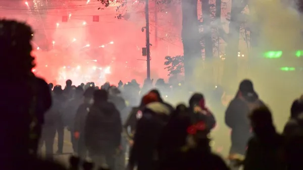 Разгон массовых протестов объединённой оппозиции в столице Грузии в ночь на 4 декабря 2024 года - Sputnik Грузия