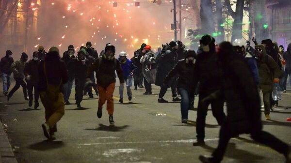 Разгон массовых протестов объединённой оппозиции в столице Грузии в ночь на 4 декабря 2024 года - Sputnik Грузия