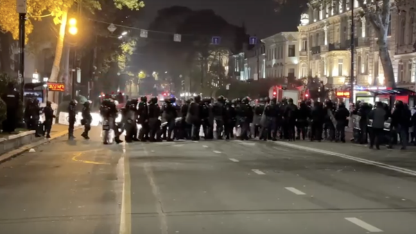 Спецназ завершил разгон акции протеста оппозиции на проспекте Руставели - видео - Sputnik Грузия
