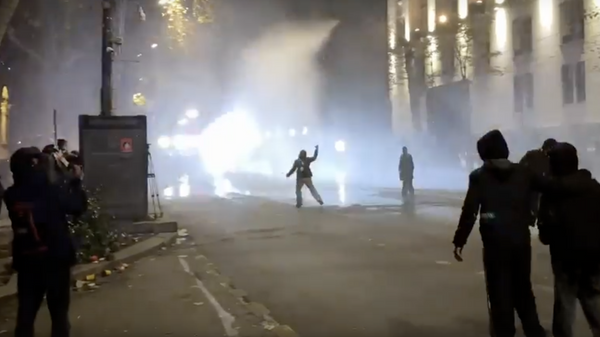 Как полиция применяет водометы против протестующих - видео - Sputnik Грузия