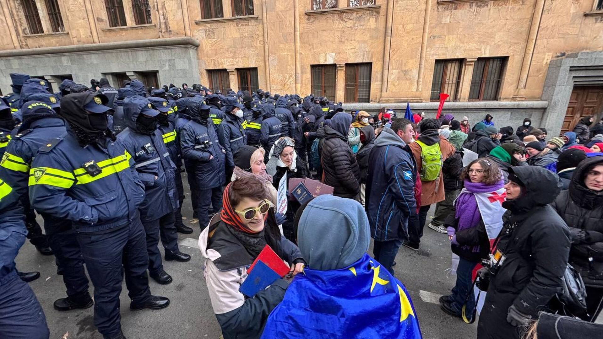 Акция протеста у здания парламента.. Выборы президента Грузии 14 декабря 2024 года - Sputnik Грузия, 1920, 14.12.2024