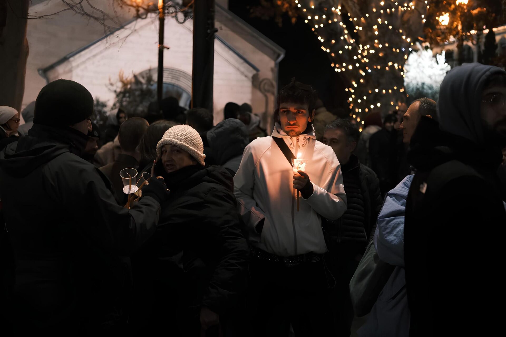 Сторонники оппозиции и прозападного курса Грузии встречают Рождество на проспекте Руставели в ночь на 7 января  - Sputnik Грузия, 1920, 26.11.2025