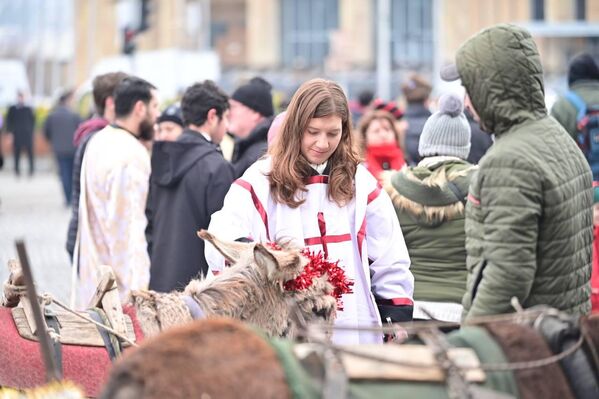 За ходом его проведения наблюдают многочисленные туристы и гости грузинской столицы, а также обычные жители Тбилиси. - Sputnik Грузия