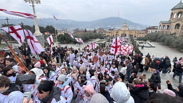 Шествие по традиции завершается у кафедрального собора Святой Троицы Самеба. - Sputnik Грузия