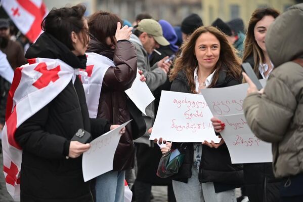 Протестующие, среди которых были как частные сотрудники, так и представители банков, выразили свое недовольство действиями правительства и текущей политической ситуацией в стране. - Sputnik Грузия