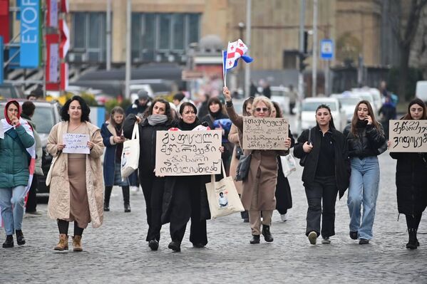 В какой-то момент забастовка переросла в протестное шествие, которое направилось к зданию парламента Грузии. - Sputnik Грузия